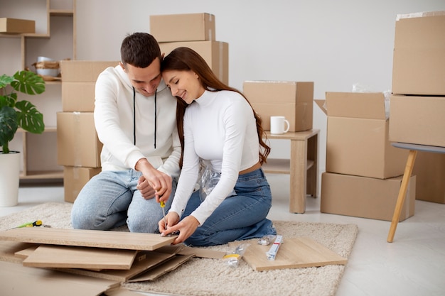 Foto gratuita pareja mudándose a su nueva casa