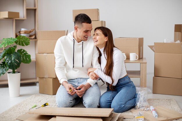 Pareja mudándose a su nueva casa