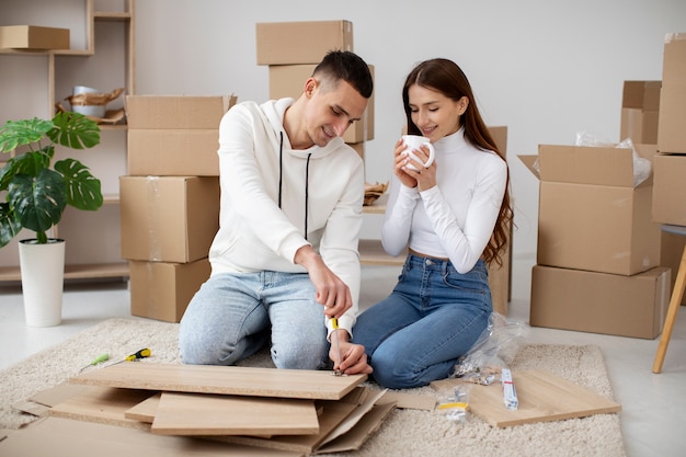 Pareja mudándose a su nueva casa