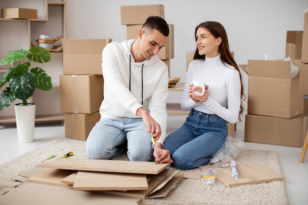 Foto gratuita pareja mudándose a su nueva casa