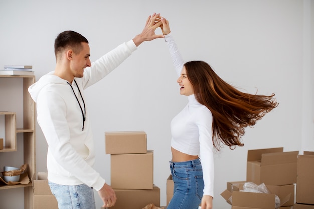 Pareja mudándose a su nueva casa