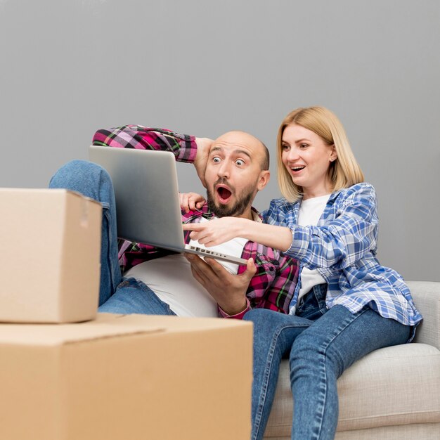 Pareja mudarse a una casa nueva