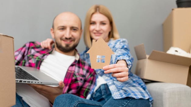 Pareja mudarse a una casa nueva