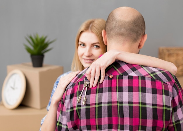 Foto gratuita pareja mudarse a una casa nueva