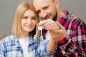 Foto gratuita pareja mudarse a una casa nueva