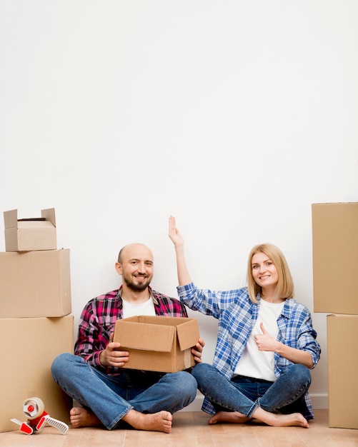 Foto gratuita pareja mudarse a una casa nueva