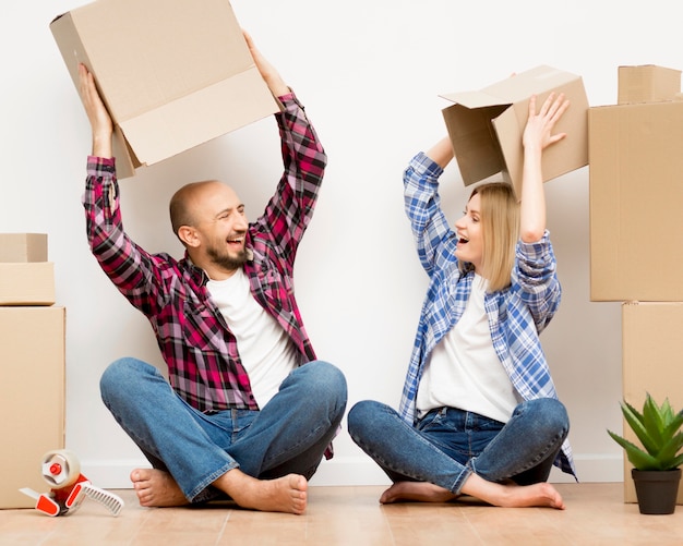 Foto gratuita pareja mudarse a una casa nueva