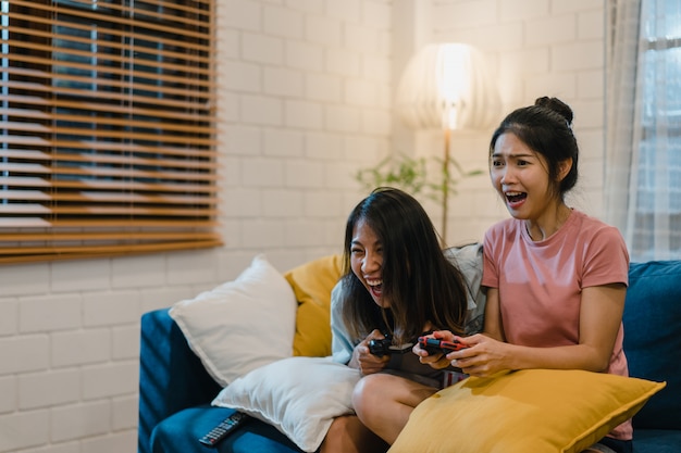 Pareja de mujeres lesbianas lgbt jugar juegos en casa