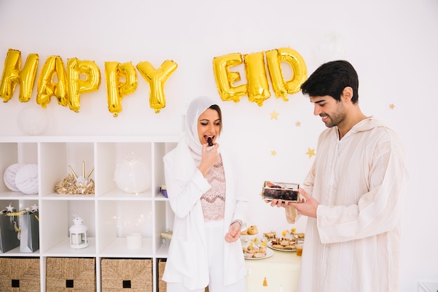 Pareja musulmán celebrando eid al-fitr