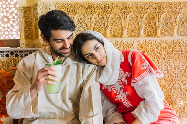 Foto gratuita pareja musulmana en restaurante arabe