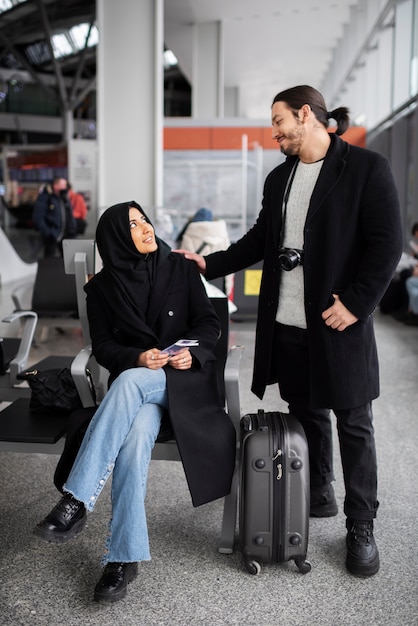 Pareja musulmana viajando juntos