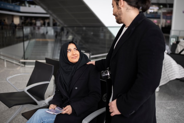 Pareja musulmana viajando juntos