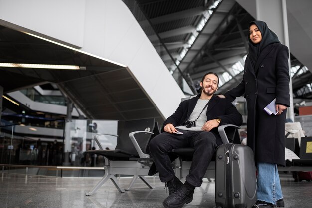 Pareja musulmana viajando juntos