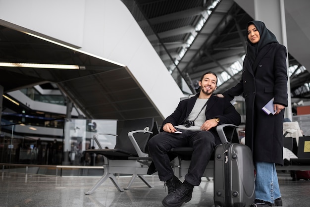 Pareja musulmana viajando juntos