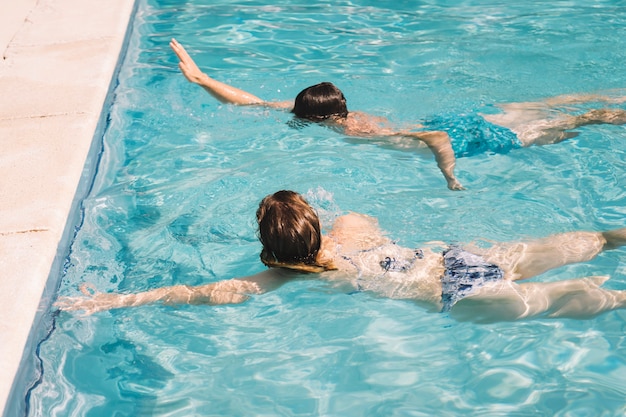 Pareja nadando en piscina