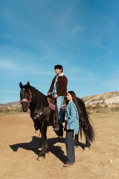 Pareja de nativos americanos con caballo