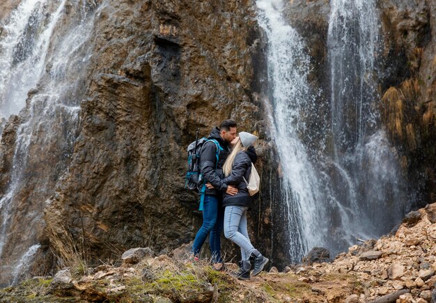 Pareja, en, naturaleza, besar