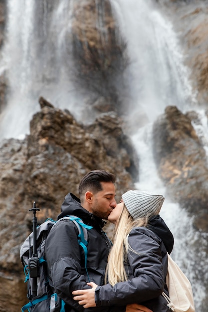 Foto gratuita pareja, en, naturaleza, besar