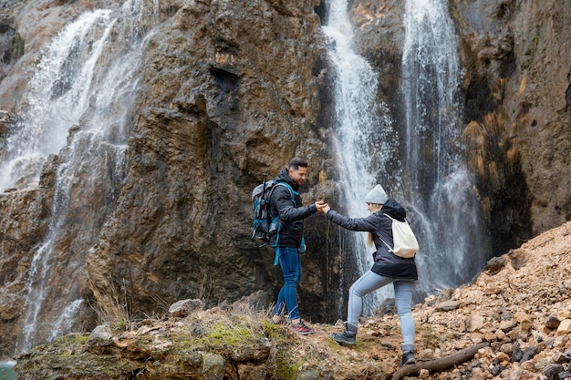 Pareja, en, naturaleza, excursionismo