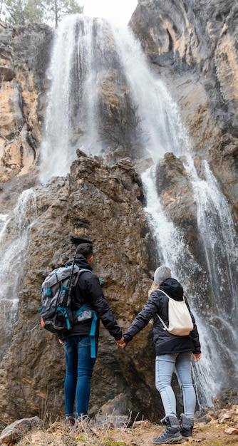 Foto gratuita pareja en la naturaleza tomados de la mano