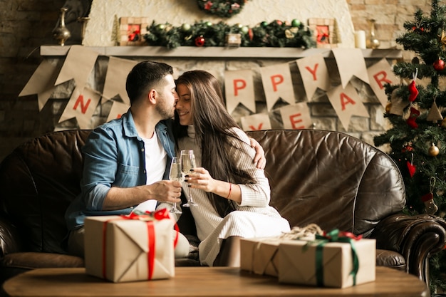 Pareja en Navidad con champaña