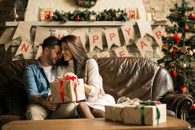 Pareja en Navidad con regalos