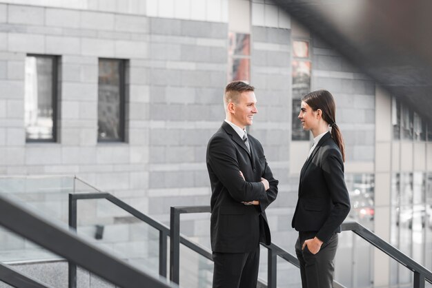 Pareja de negocios hablando uno al otro