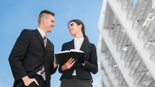 Pareja de negocios hablando uno al otro