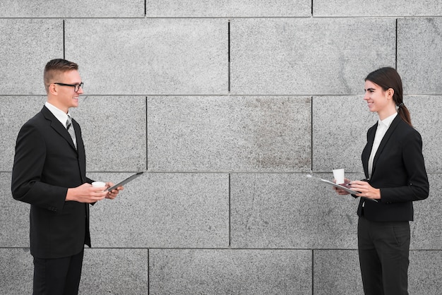 Pareja de negocios hablando uno al otro