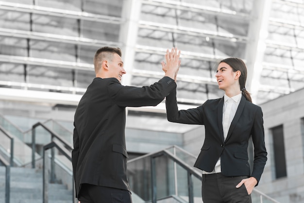 Pareja de negocios haciendo high five