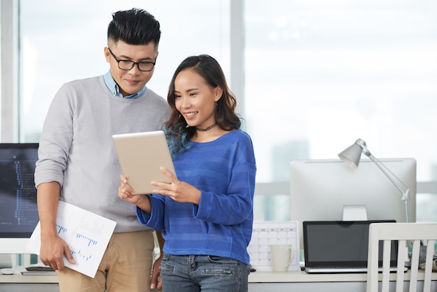 Pareja de negocios con tableta