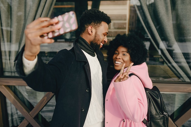 Pareja negra en una ciudad