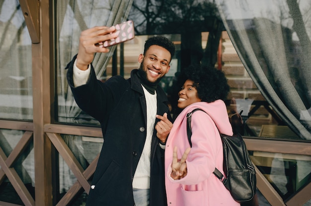 Pareja negra en una ciudad