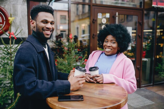 Pareja negra en una ciudad