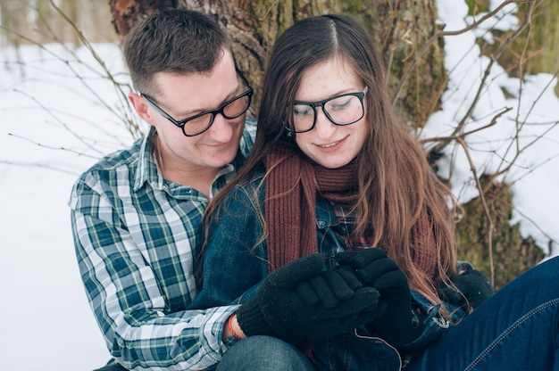 Foto gratuita pareja en la nieve