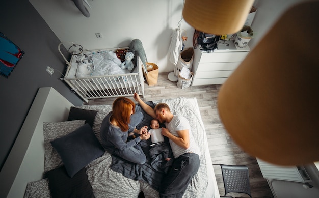 Pareja con un niño en la cama