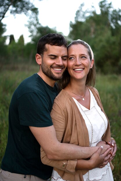 Pareja nómada disfrutando del tiempo en la naturaleza