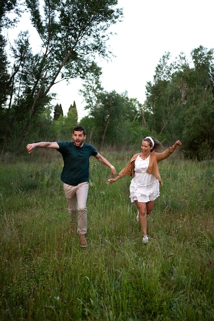 Pareja nómada disfrutando del tiempo en la naturaleza