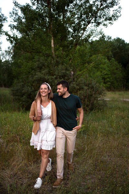 Pareja nómada disfrutando del tiempo en la naturaleza