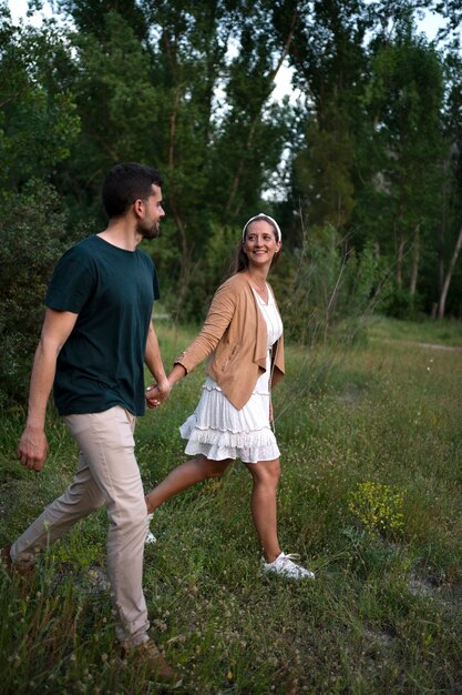 Pareja nómada disfrutando del tiempo en la naturaleza