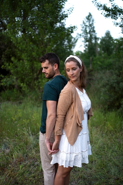 Pareja nómada disfrutando del tiempo en la naturaleza