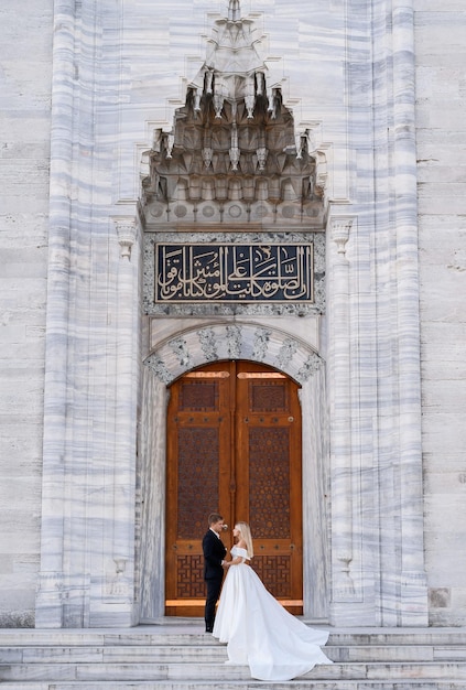 Pareja de novios cerca de la puerta de Masque