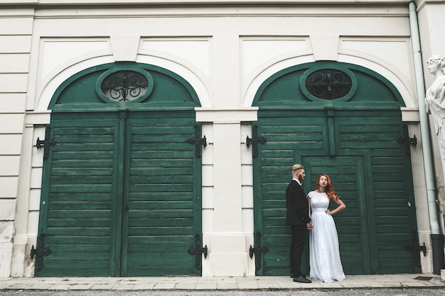 Pareja de novios en un paseo por la finca del Belvedere en Viena