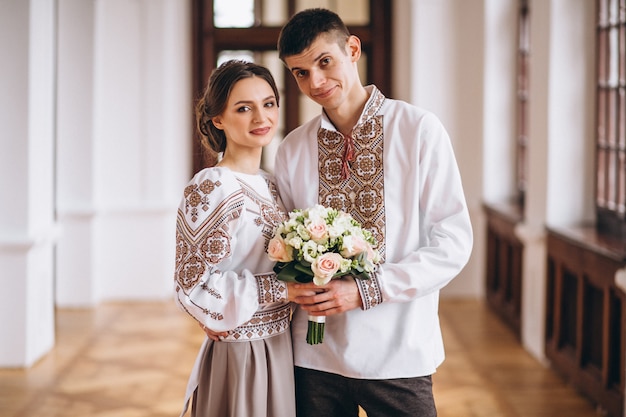 Pareja de novios en su día de compromiso