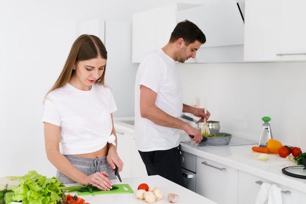 Pareja ocupada cocinando