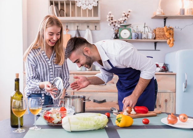 Pareja, oler, comida, en, olla