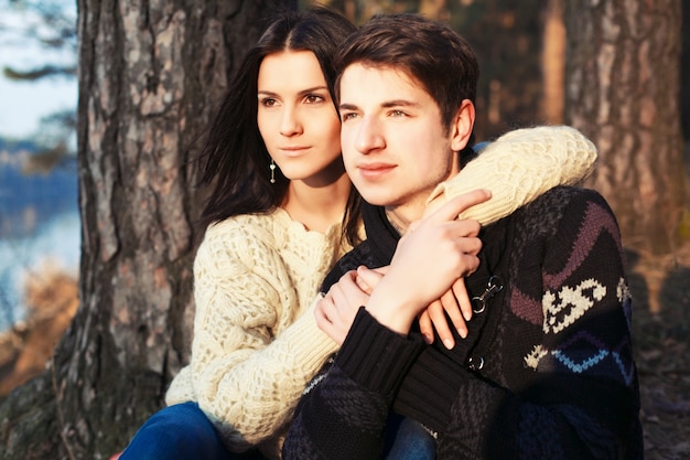 Pareja orgullosa disfrutando de un día de invierno