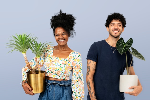 Pareja de padres de plantas con plantas de interior en macetas