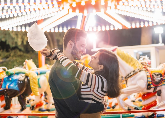 Foto gratuita pareja en el parque de atracciones