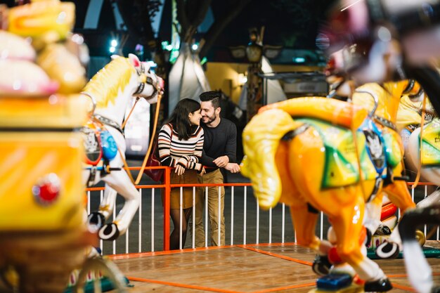 Pareja en el parque de atracciones